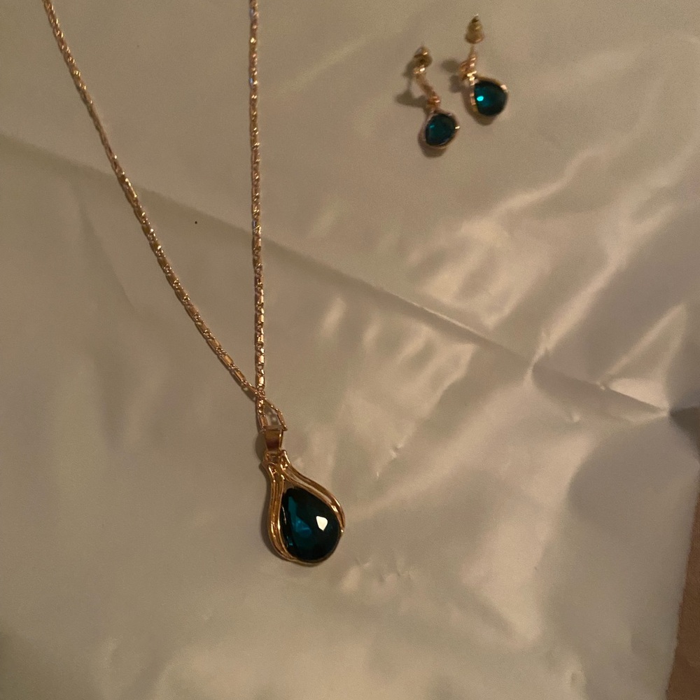 Elegant Gold and Blue Pendant Necklace and Earring Set